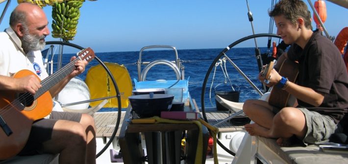 bateau-stoppeur heureux jouant de la guitare